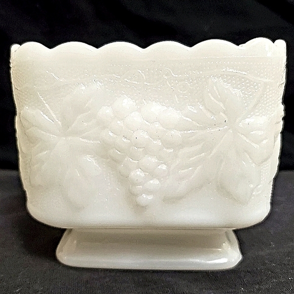 Anchor Hocking (?) Milk Glass Pedestal Planter/Vase/Candy Dish - Picture 5 of 12